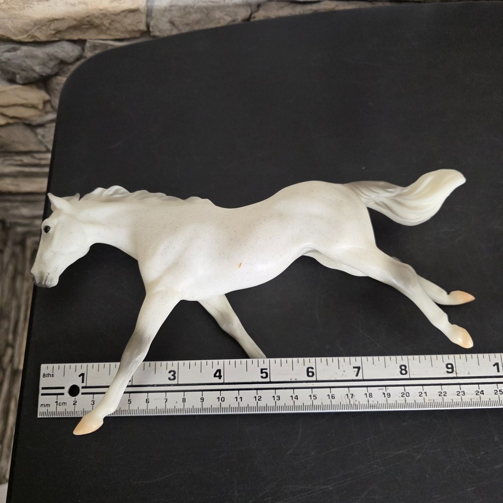 Breyer Classic Freedom Series HOTY Racing The Wind Thoroughbred Mare Grey - Picture 12 of 12